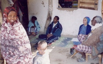 Foto di Annalena insieme ad adulti e bambini