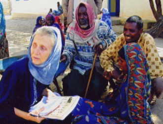 foto di Annalena con un gruppo di malati