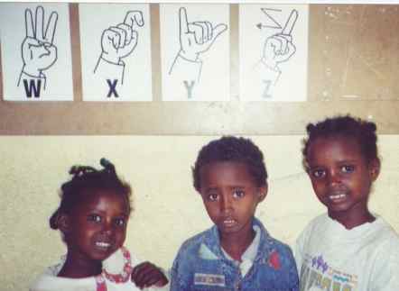 foto di 3 bimbe con alfabeto per sordi